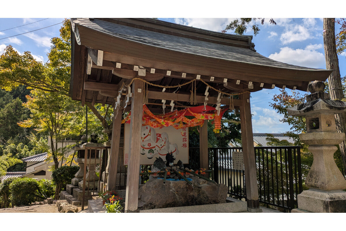手水舎にも兎と龍が置かれています「恩智神社」（大阪府八尾市）