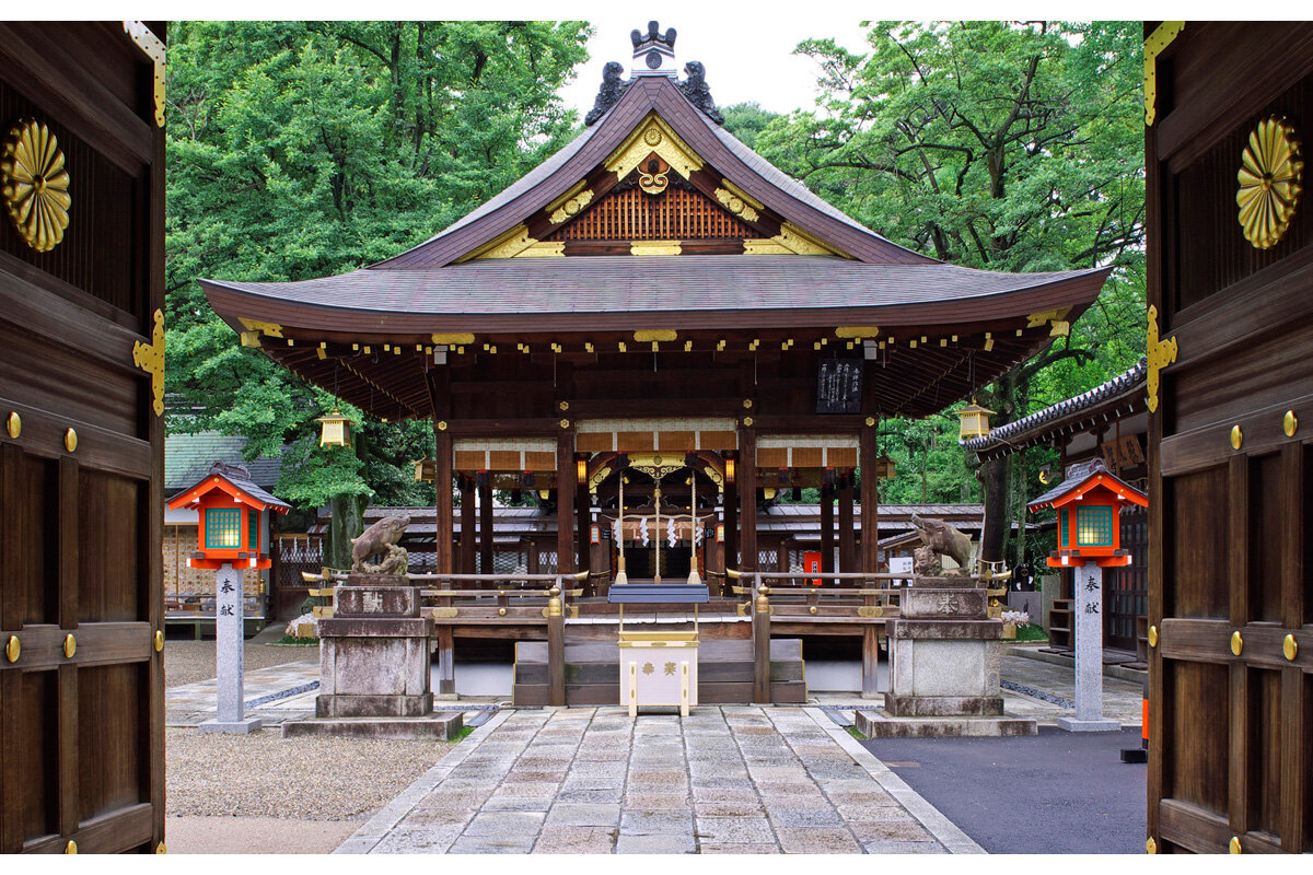 拝殿前には狛イノシシが置かれています／「護王神社」（京都市上京区）