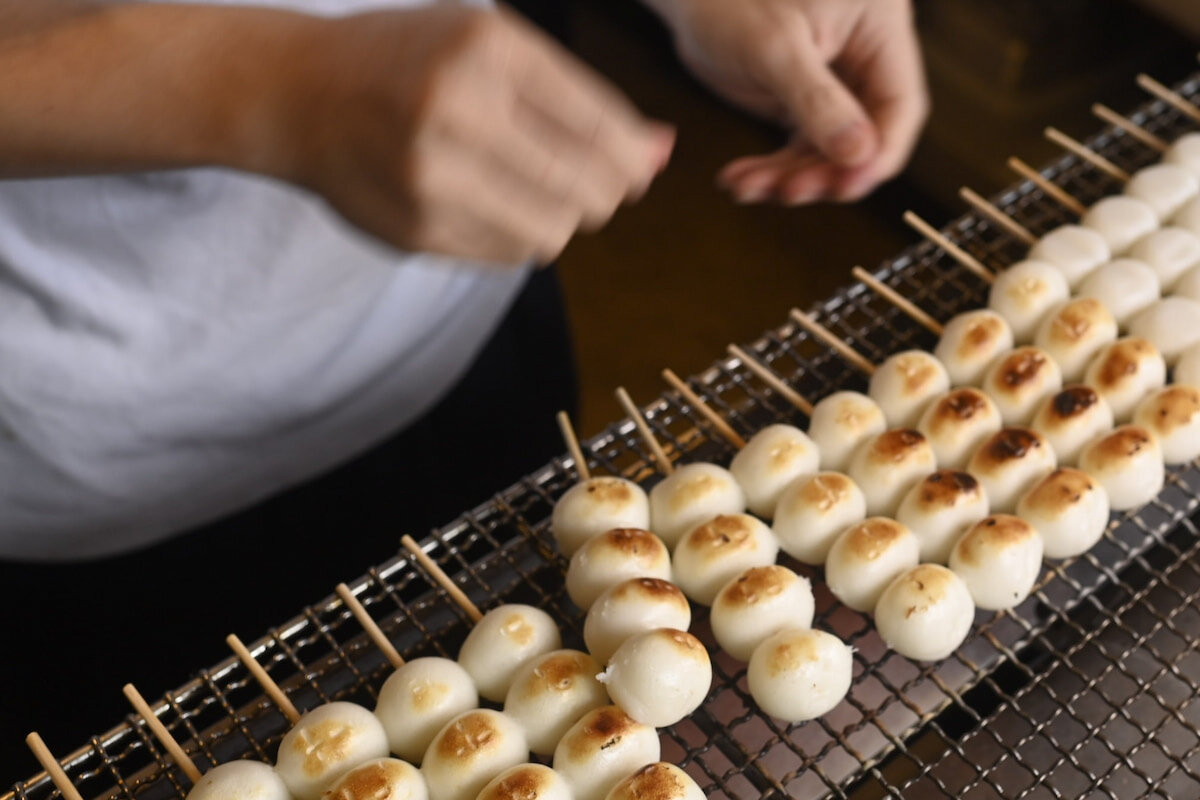 団子は注文を受けてから店頭で一本ずつ丁寧に焼き上げる